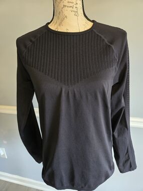 Fabletics Black Crewneck Long Sleeve Compression Tee